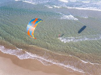 3 Easy Kiteboarding Tricks you can try this weekend - Kitesurfing News
