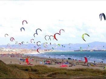 Kiting on crowded beaches - Kitesurfing News