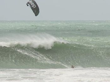 Santa delivers a 10ft swell to the QLD coast - Kitesurfing News
