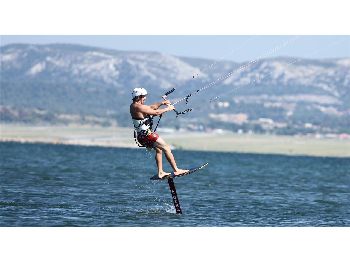 Hydrofoiling might be the latest craze, but it's not elegant - Kitesurfing News